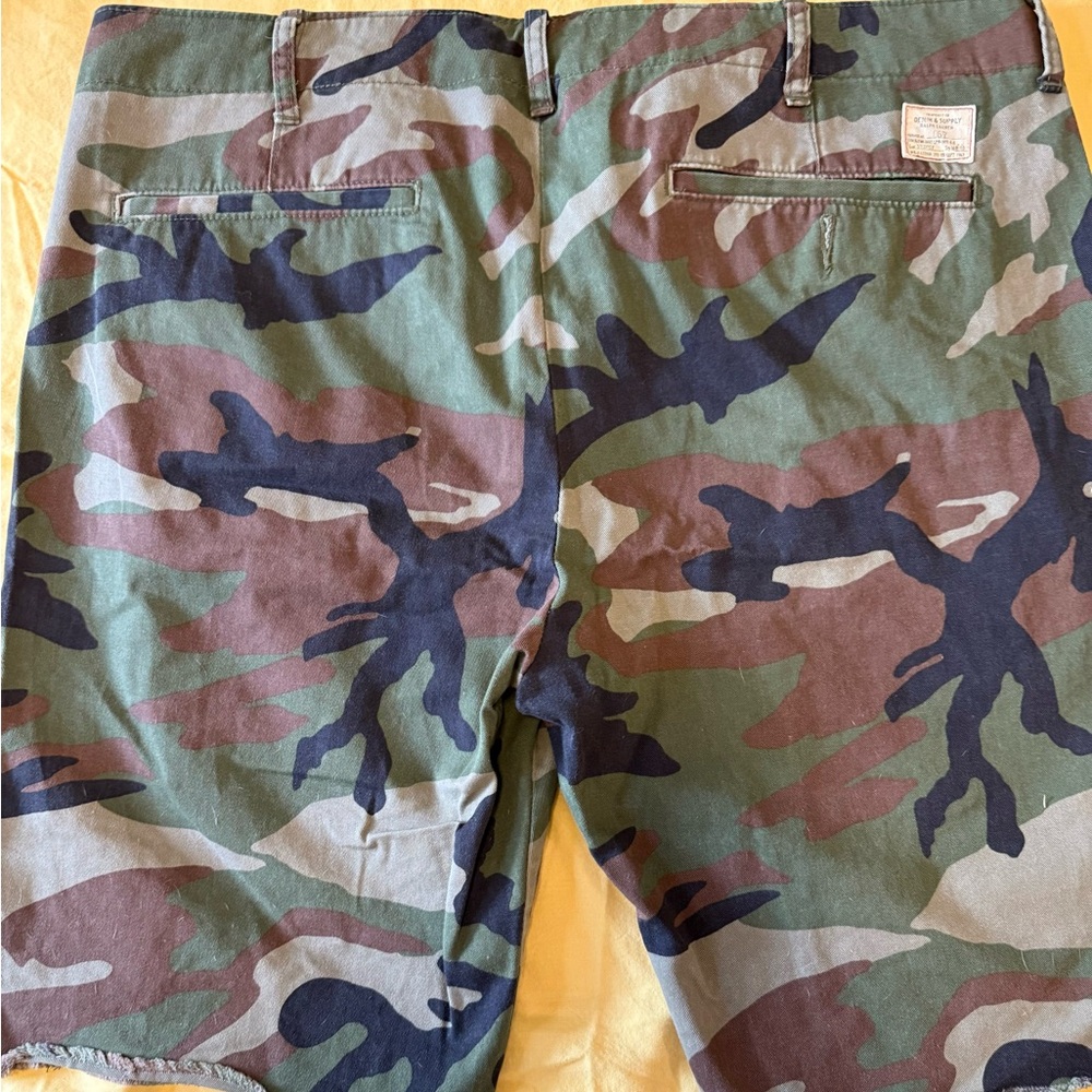Ralph Lauren Men's Camouflage  Flag Print Shorts - Picture 3 of 5